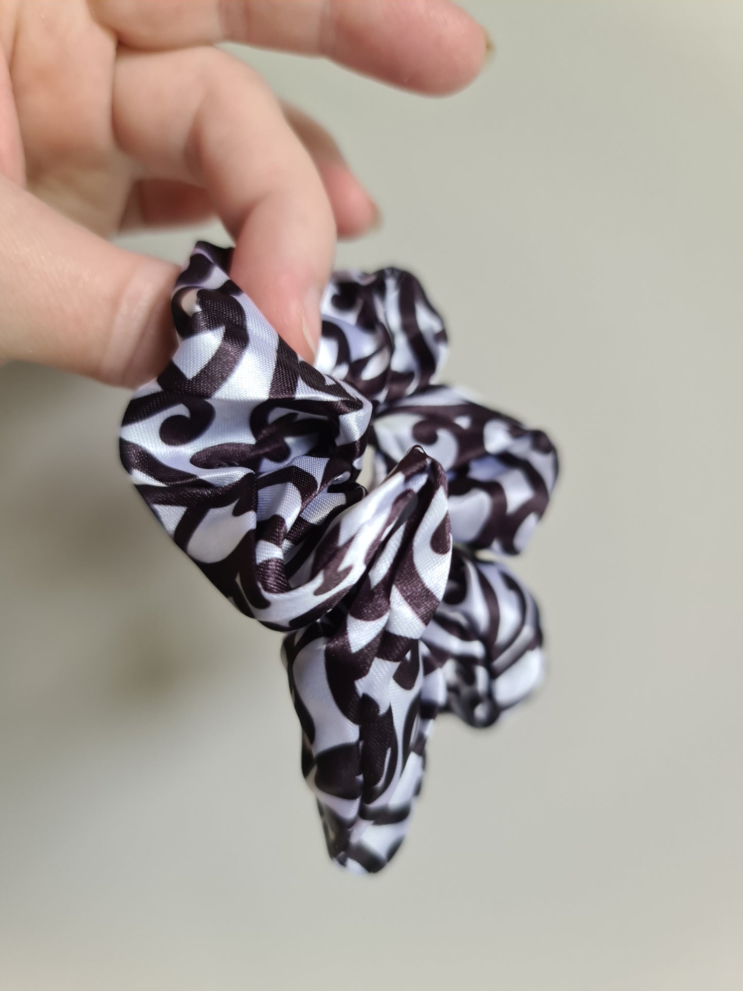 Maori design scrunchie - 1 x pack Black and White Koru