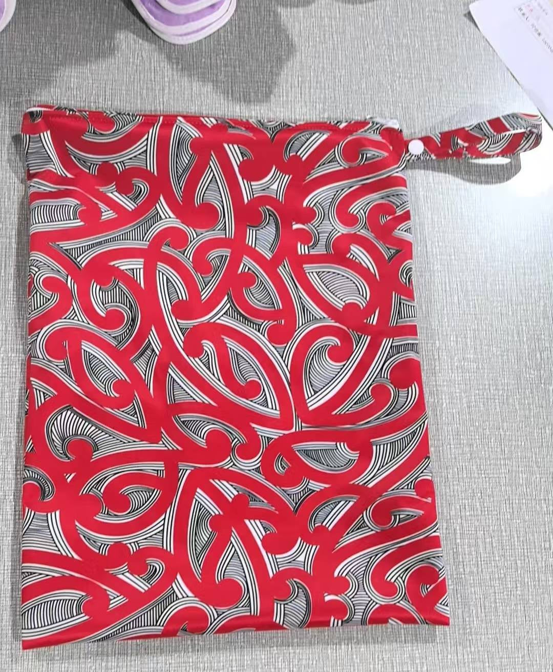 Maori design wetbag 30cmx40cm - Red/black